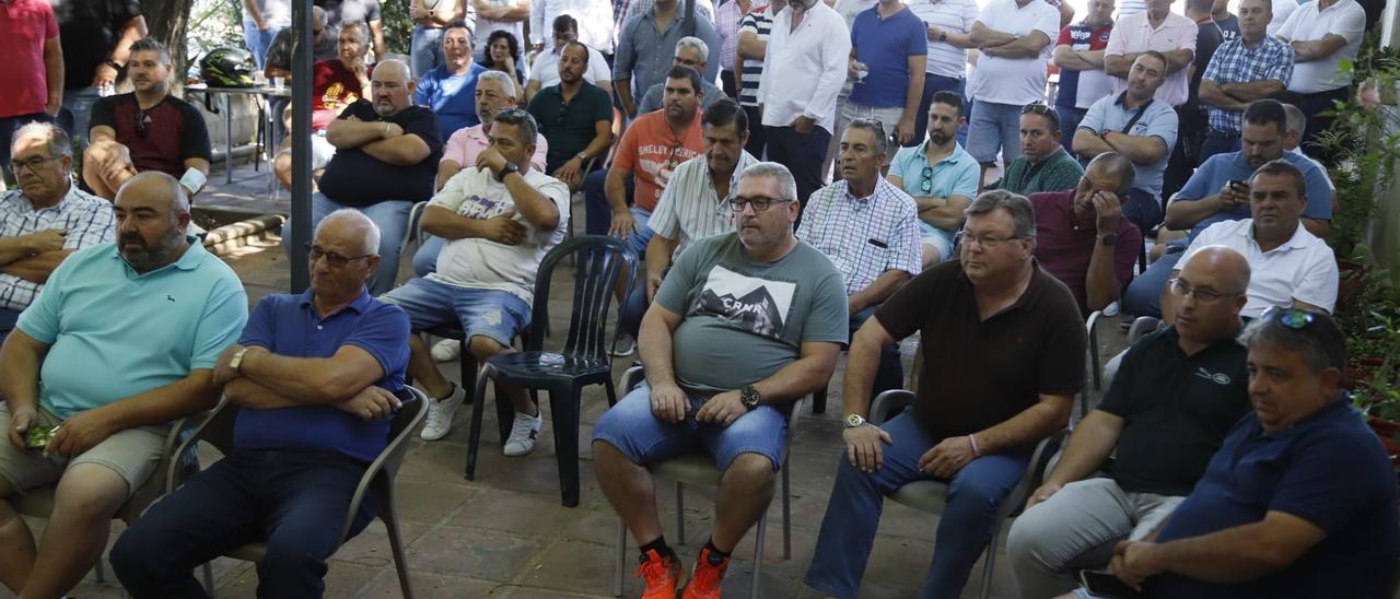 Un momento de la asamblea de transportistas celebrada esta domingo en Córdoba.