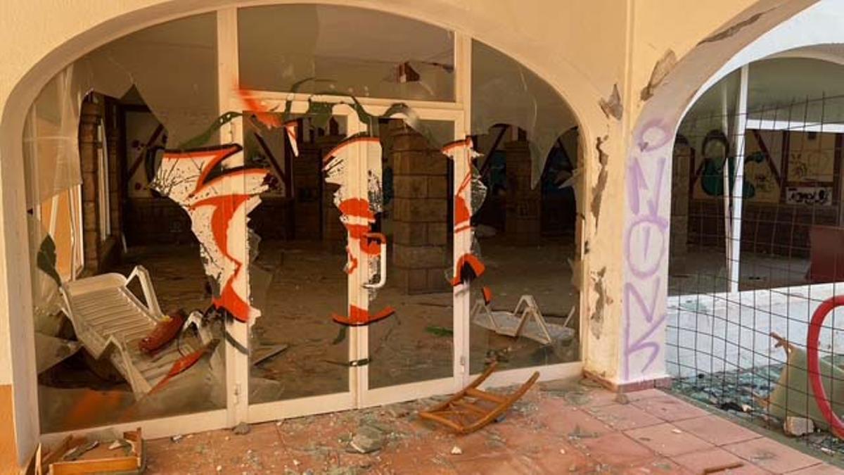 Los vecinos de Allà Dins denuncian la peligrosidad del hotel abandonado