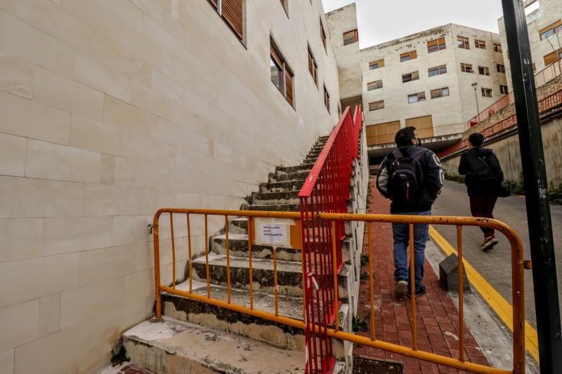 Los desprendimientos en las fachadas se producen desde el primer día y han obligado a cortar un tramo de escaleras.