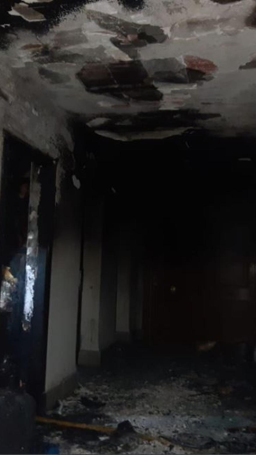 La vivienda incendiada en la plaza Regino Más ha quedado destruida