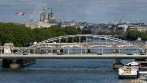 Viaducto de Austerlitz y Puente Charles-de-Gaulle sobre el río Sena en París (Francia)
