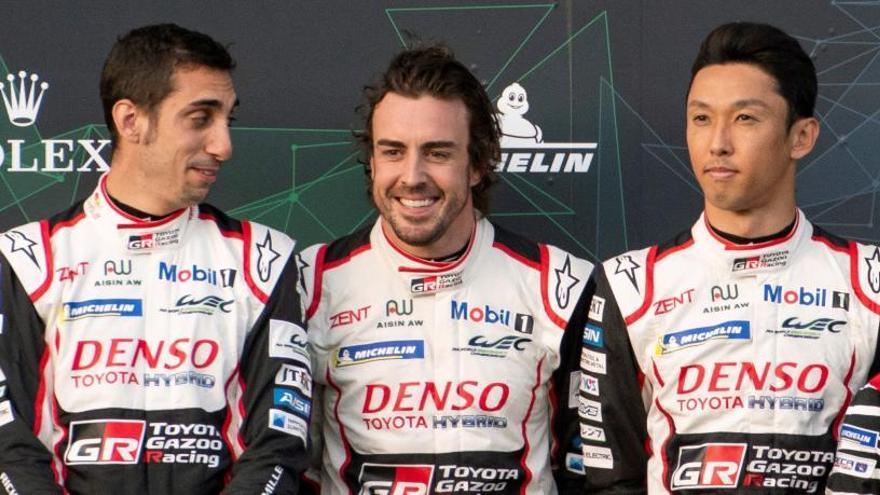 Alonso junto a sus compaÃ±eros en Toyota Buemi y Nakajima.