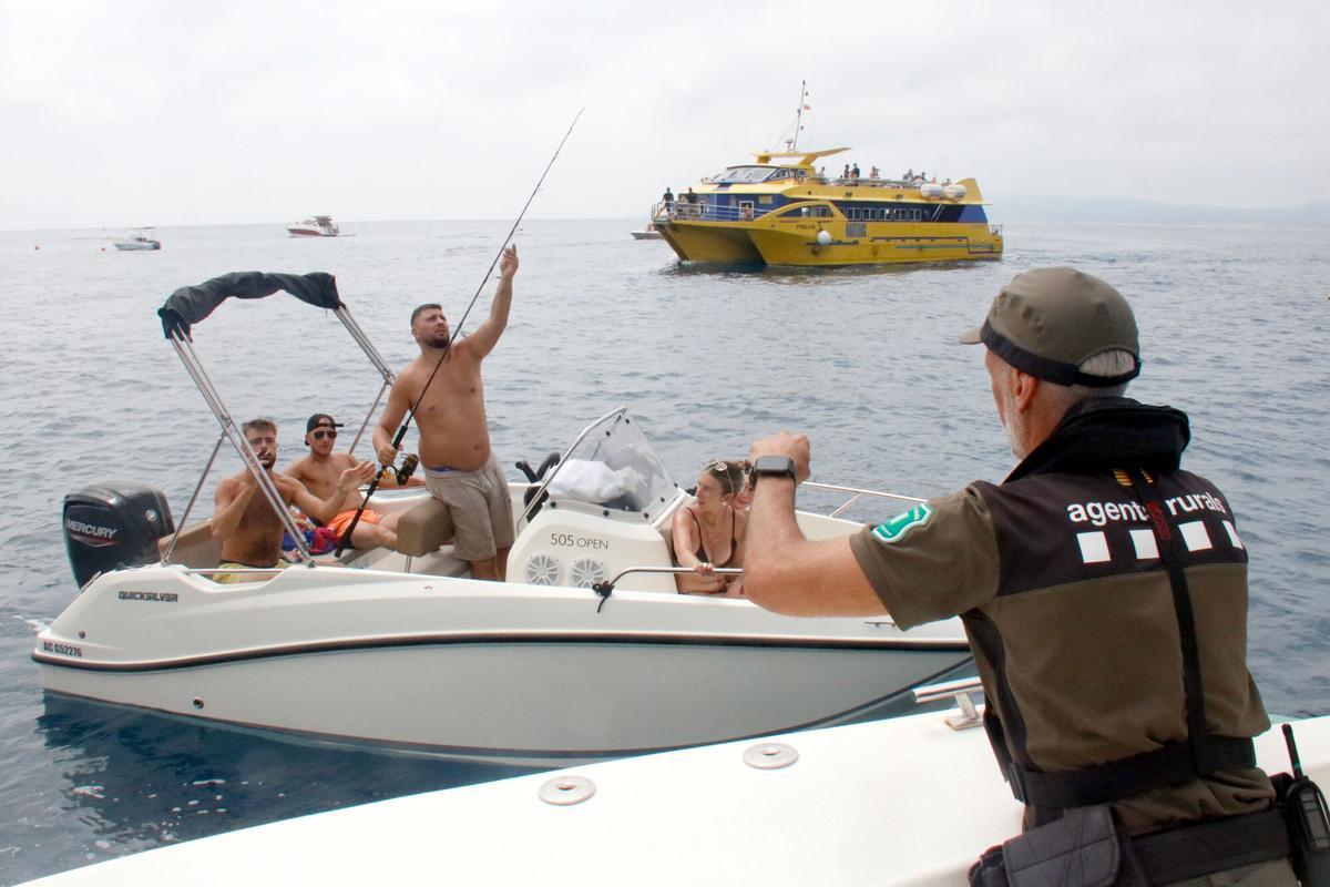 Els Agents Rurals amb l'embarcació que duia una canya de pescar a la vista dins la reserva de les Medes i que va entrar a més velocitat de la permesa a l'àrea protegida