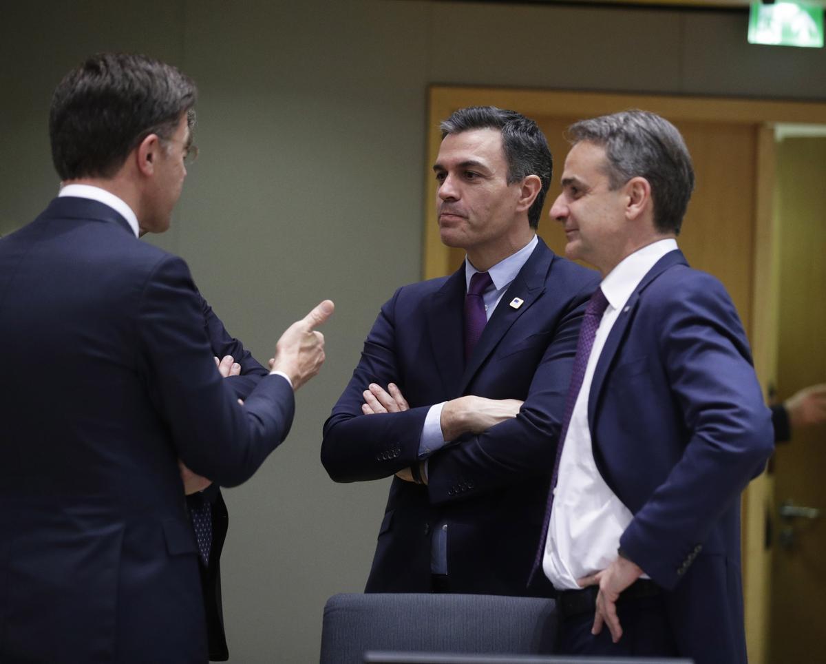 El presidente del Gobierno, Pedro Sánchez, entre el primer ministro griego, Kyriakos Mitsotakis (dcha.) y el primer ministro holandés, Mark Rutte, al inicio de la cumbre del Consejo Europeo en Bruselas. 