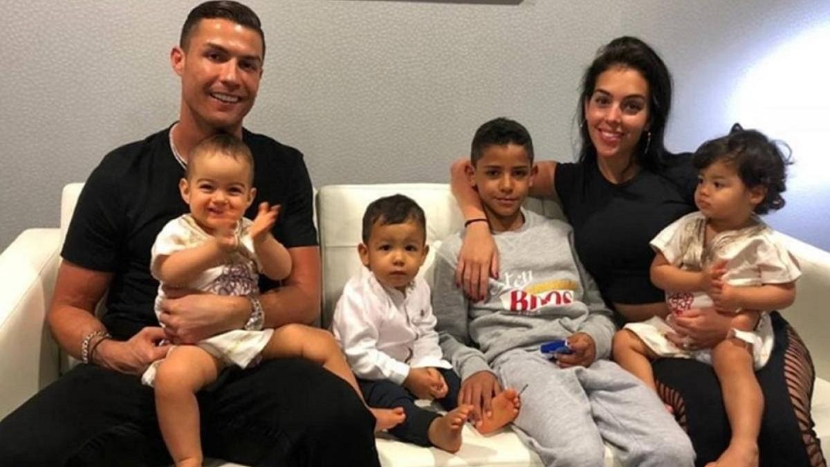 Cristiano Ronaldo y su familia salen a dar un paseo en bici