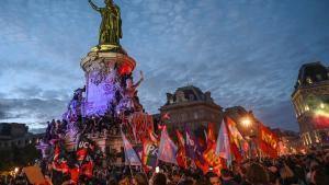 Celebración en la plaza de la República de París de la victoria de la izquierda en las elecciones legislativas francesas, este domingo.