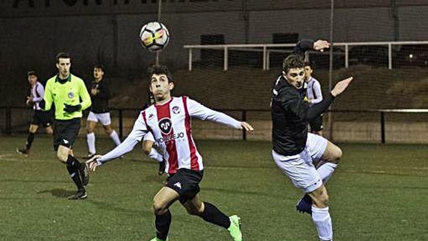 Un jugador del Zamora CF juvenil se dispone a controlar el cuero.