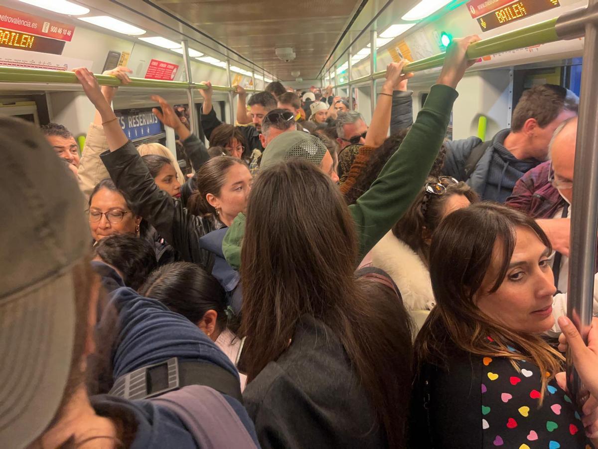 Passatgers en un dels trens que han eixit este matí des de Torrent
