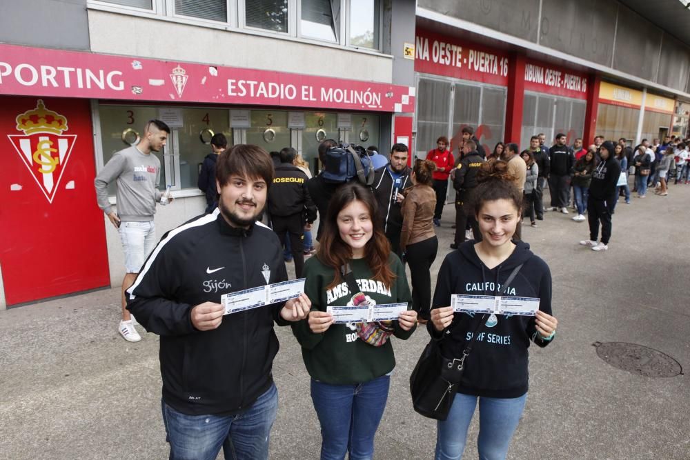 Colas en las taquillas de El Molinón en el inicio de venta de entradas para la visita al Depor