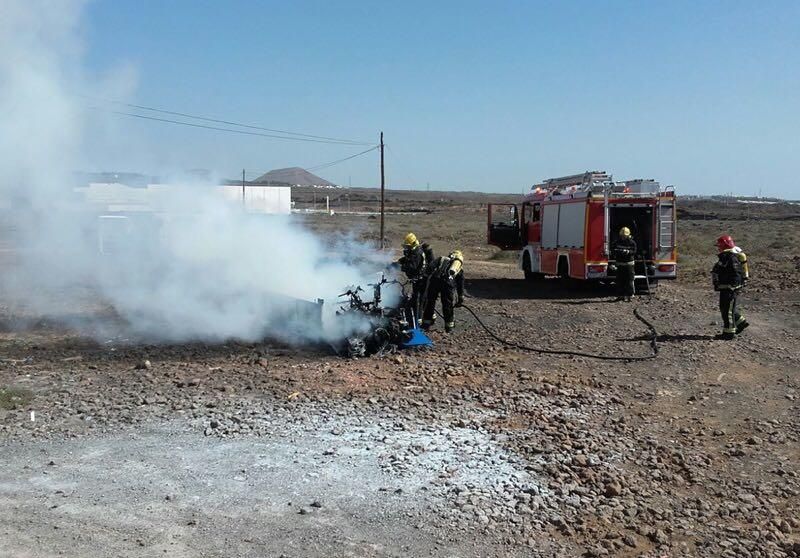 Un incendio calcina varias motos en Arrecife