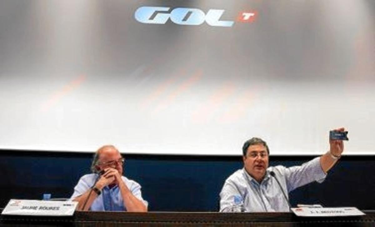 Jaume Roures observa el director de Gol TV, Josep Joaquim Brotons, amb la targeta que permet veure el canal. Jaume Roures observa el director de Gol TV, Josep Joaquim Brotons, amb la targeta que permet veure el canal.
