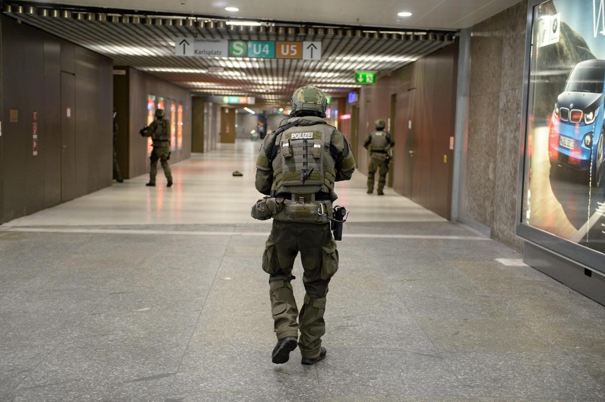 LUS08 MÚNICH (ALEMANIA) 22/07/2016.- Policías de las fuerzas especiales aseguran la estación de metro de Karlsplatz (Stachus) tras el tiroteo registrado en un centro comercial en Múnich, Alemania hoy, 22 de julio de 2016. Varias personas han muerto y otras han resultado heridas hoy en un tiroteo registrado en un centro comercial de Múnich (sur de Alemania), según informa el diario Süddeustche Zeitung citando fuentes policiales, que hablan de un solo atacante. EFE/ANDREAS GEBERT