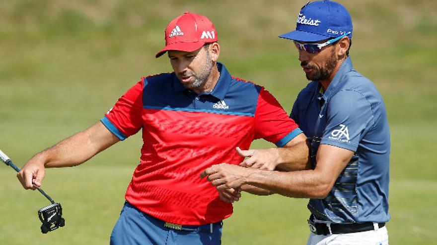 Rafa Cabrera Bello (d) bromea con el castellonense Sergio García durante la sesión de entrenamiento del pasado martes en el Royal Birkdale.