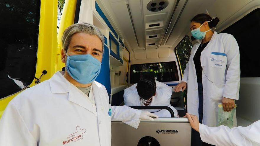 Profesionales del centro de salud de Santa María de Gracia de Murcia en la ambulancia para el seguimiento de pacientes.