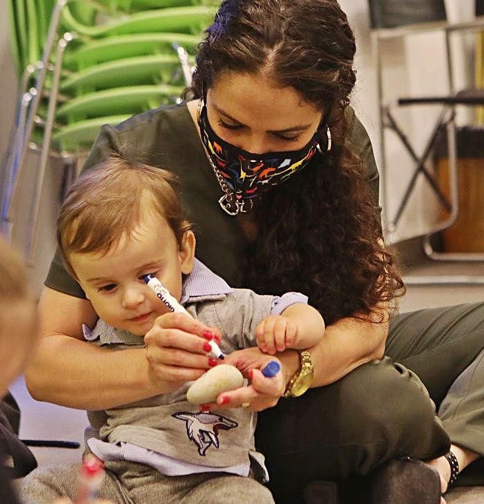 Una de las madres participantes en un taller del Bellas Artes en octubre.