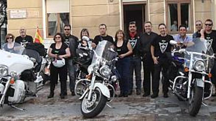 Los miembros de la Agrupación de Motos de Elda antes de salir hacia Santiago de Compostela.