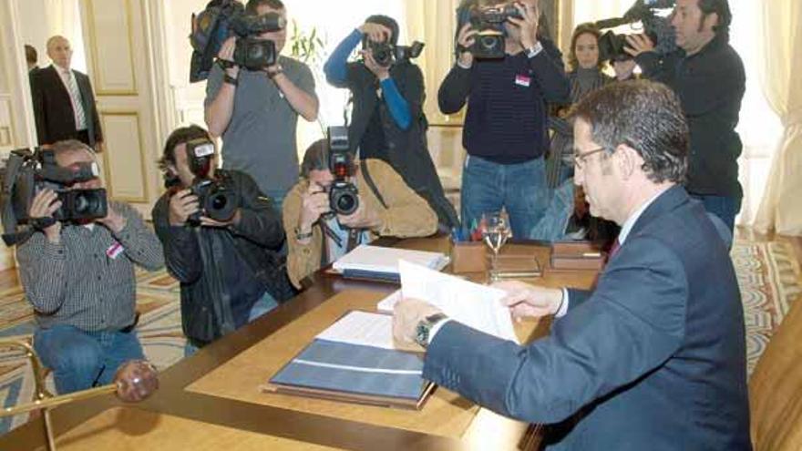 El presidente de la Xunta, Alberto Núñez Feijóo, firma los nombramientos de los conselleiros.