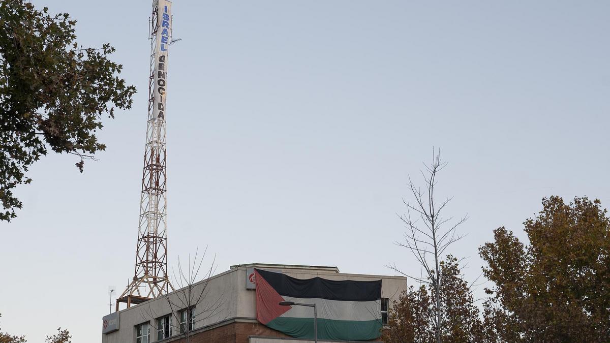Vista de la pancarta y la bandera palestina desplegada por el grupo propalestino frente a la Embajada de Israel en Madrid.