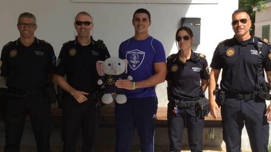 El agente Félix, el pequeño elefante que recorrerá Europa en un coche patrulla, ayer en Elche.