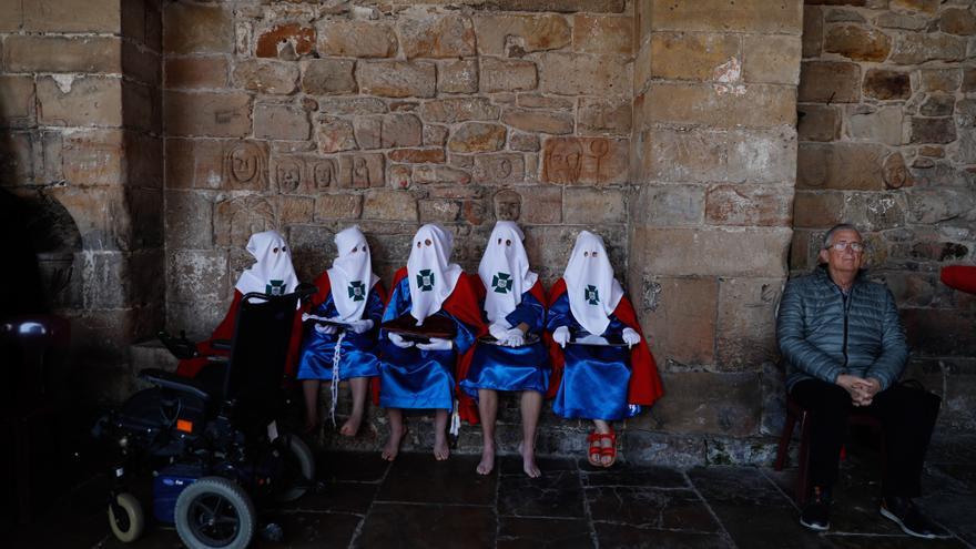 EN IMÁGENES: Emocionante sermón del Desenclavo y procesión del Santo Entierro en Avilés