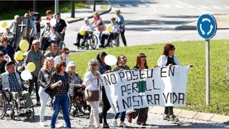 Els treballadors de Mutuam tallen la carretera per reclamar el nou accés