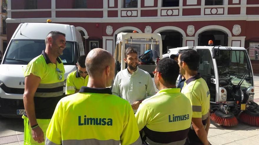 Operarios de Limusa, junto al concejal Juan Francisco Martínez.