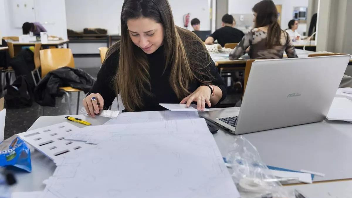 Una estudiante de Arquitectura en la Universitat Politècnica de València.