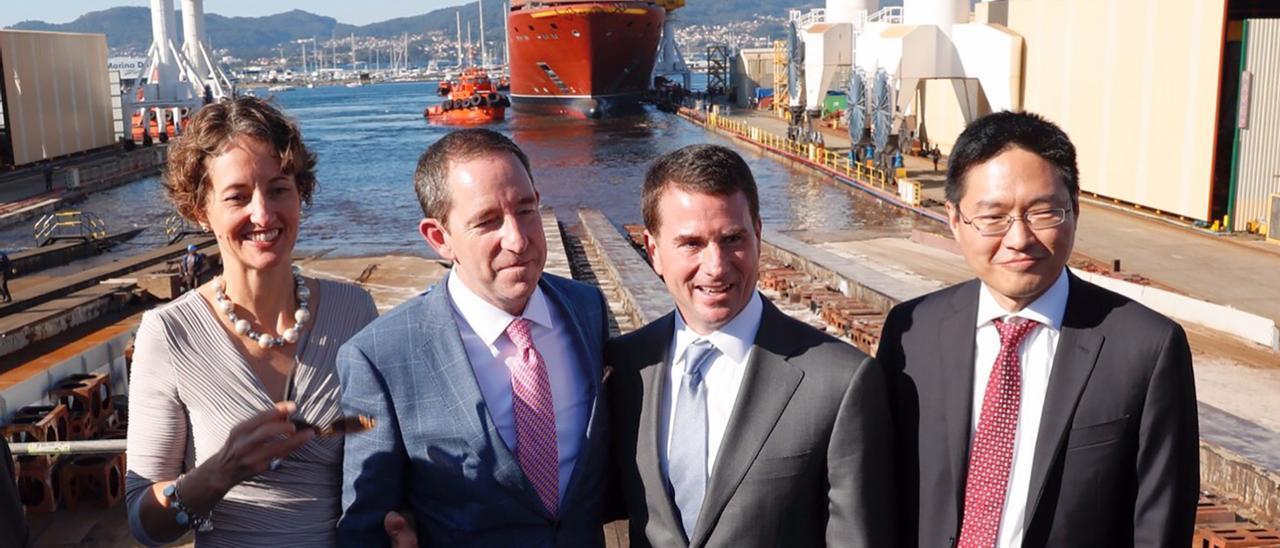 Douglas Prothero (2º izq.) con su mujer, Jennifer East, Timothy Grisius y Victor Cai, durante la botadura del crucero “Evrima” en Hijos de J. Barreras.