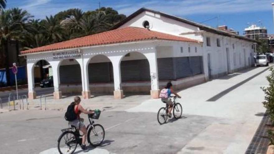 La antigua lonja del pescado de Dénia continúa un verano más cerrada.