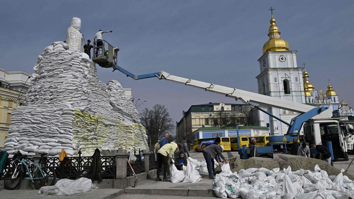 Voluntarios arman sacos de arena para cubrir y proteger el Monumento a la Princesa Olga, San Andrés Apóstol y los educadores Cirilo y Metodio en Kiev el 31 de marzo de 2022