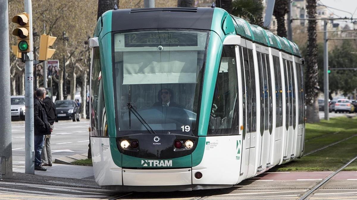 Un tranvía del Trambaix circula por la Diagonal de Barcelona.