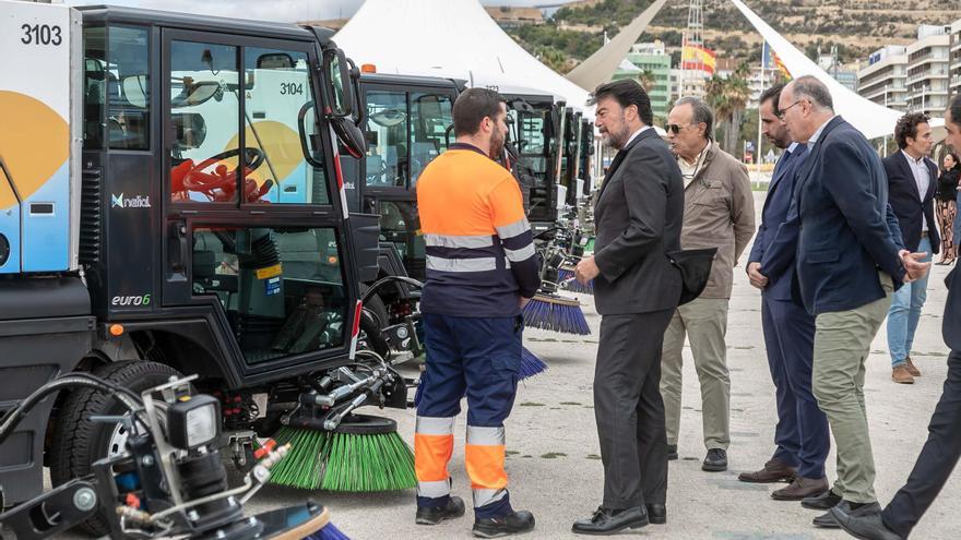 Alicante incorpora 55 vehículos y 116 equipos para mejorar la limpieza viaria y de las playas de la ciudad
