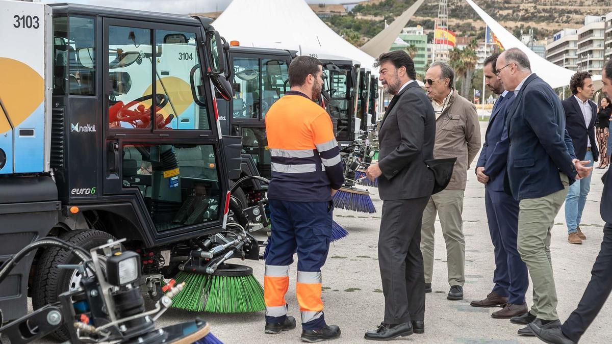 Luis Barcala resalta “el esfuerzo en inversión en maquinaria y nuevos recursos materiales y humanos para que Alicante cuente con un servicio de limpieza a la altura de sus necesidades”.