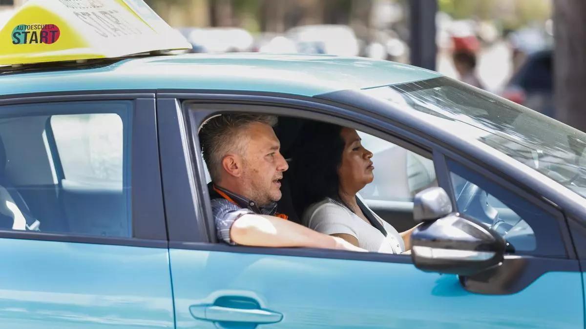 Un profesor imparte una clase de conducir en València.