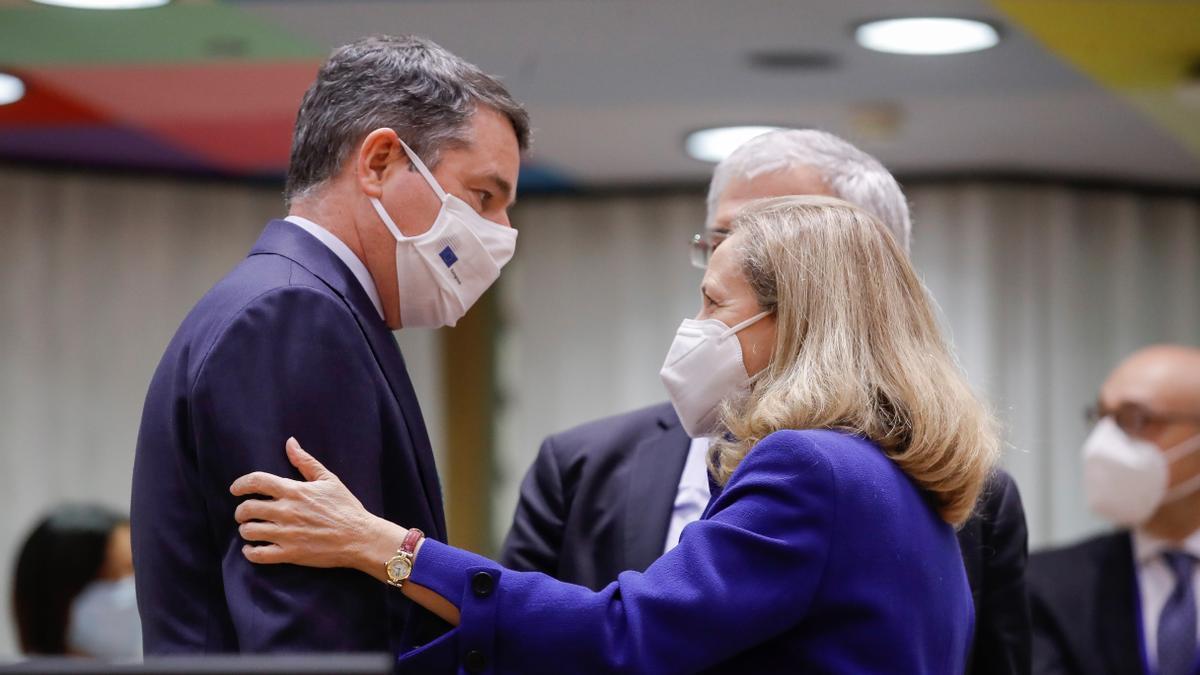 El presidente del Eurogrupo, Paschal Donohoe, y la vicepresidenta Nadia Calviño, en la reunión del Eurogrupo.