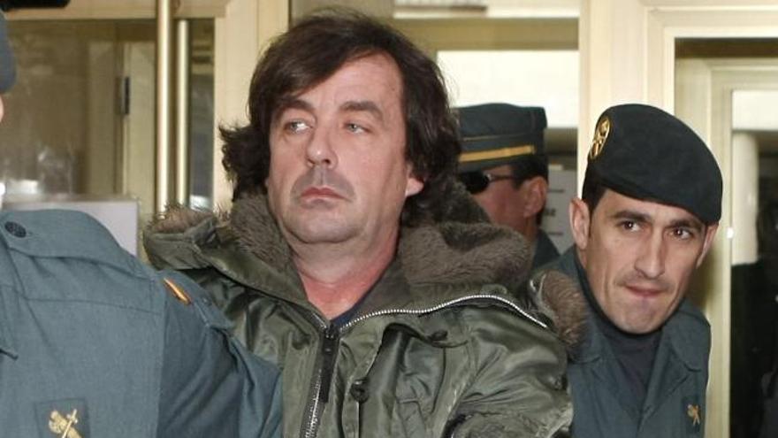 Jaime Jiménez Arbe, &quot;El Solitario&quot;, esposado y rodeado de unas fuertes medidas de seguridad a su llegada al Juzgado de Instrucción número 3 de Tudela para declarar en relación al asesinato de dos guardias civiles en Castejón en junio de 2004.