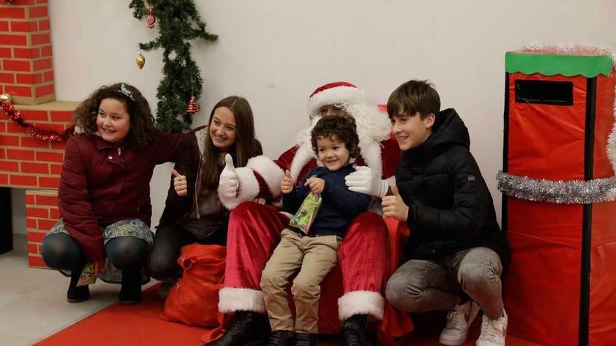 Los vecinos de Nuevo Roces reciben la visita de Papá Noel