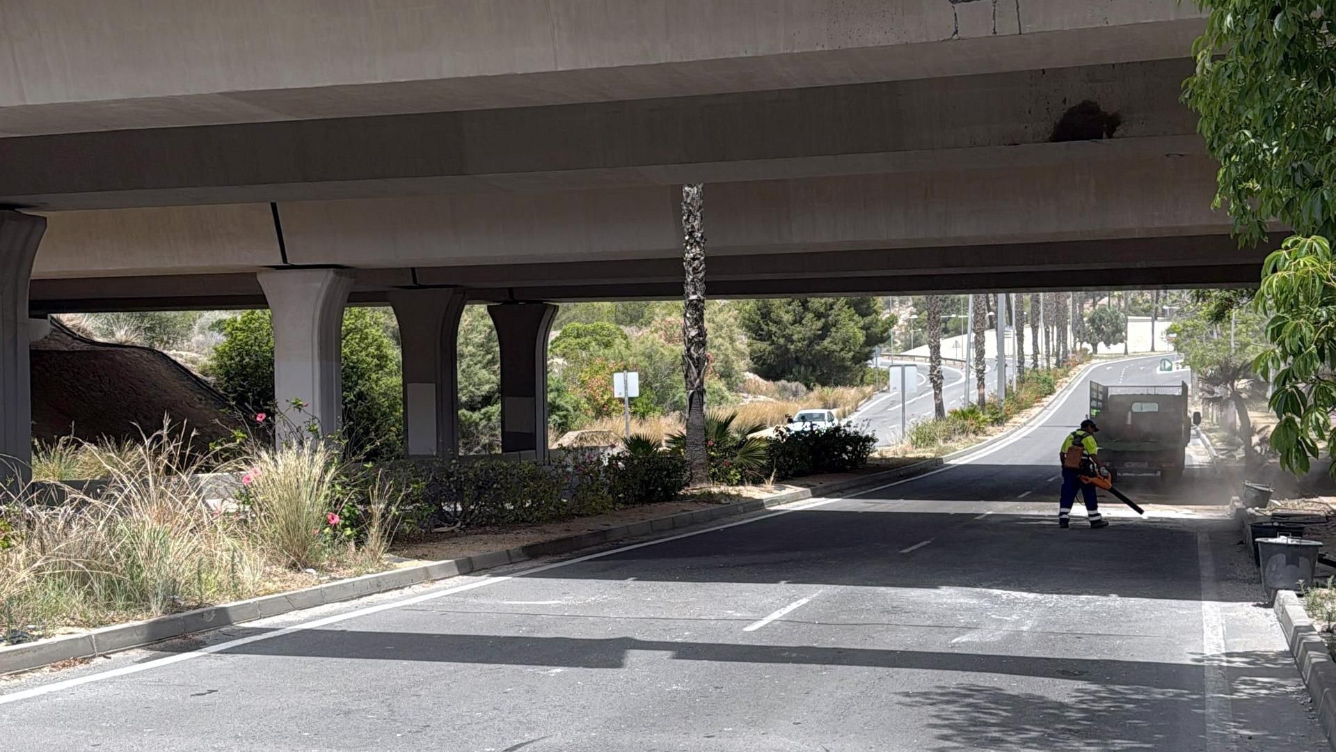 Una grúa choca contra un puente de la AP-7 en Benidorm