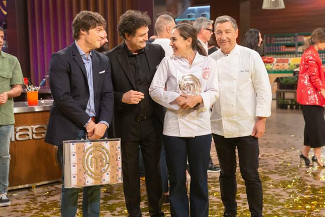 Tamara Falcó, emocionada con su trofeo de 'Masterchef Celebrity 4'