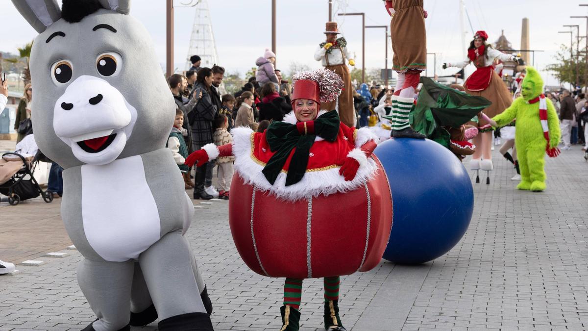 Carol Brest, responsable de Acrobati-k, durante el desfile de Papá Noel