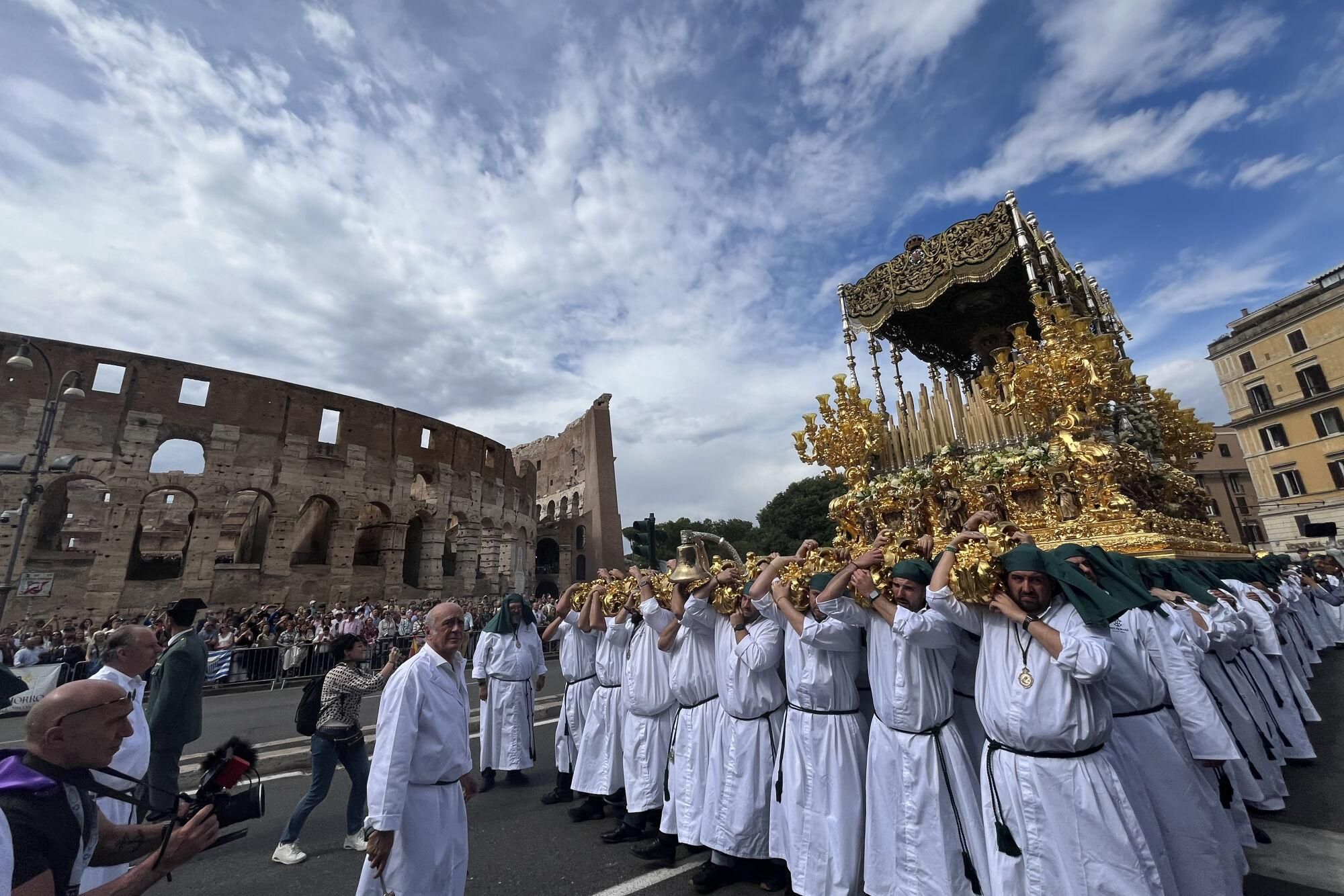ROMA (ITALIA), 17/05/2025.- Nazarenos participan en una procesión histórica y que difícilmente se volverá a repetir en la que el paso del Nazareno de la Cofradía del Dulce Nombre de Jesús Nazareno -imagen del siglo XVII- ha estado acompañado de otros emblemáticos pasos de la Semana Santa española como el Cristo de la Expiración &#039;El Cachorro&#039; (Sevilla), y la Virgen de la Esperanza Coronada (Málaga), este sábado en Roma (Italia). EFE/ Miguel Salvatierra
