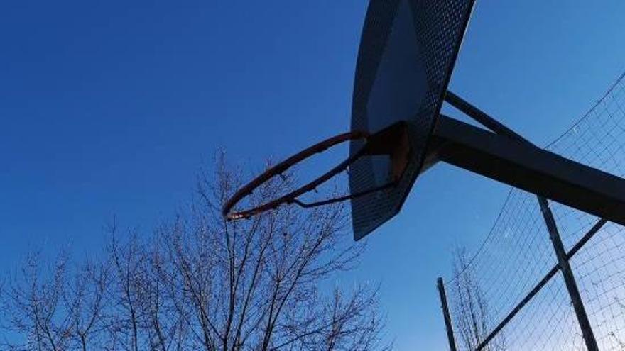 Una cistella de bàsquet malmesa en una de les zones de joc
