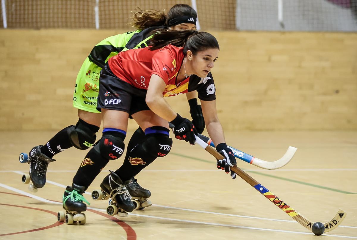 Un equipo femenino practicando hockey en patines. 