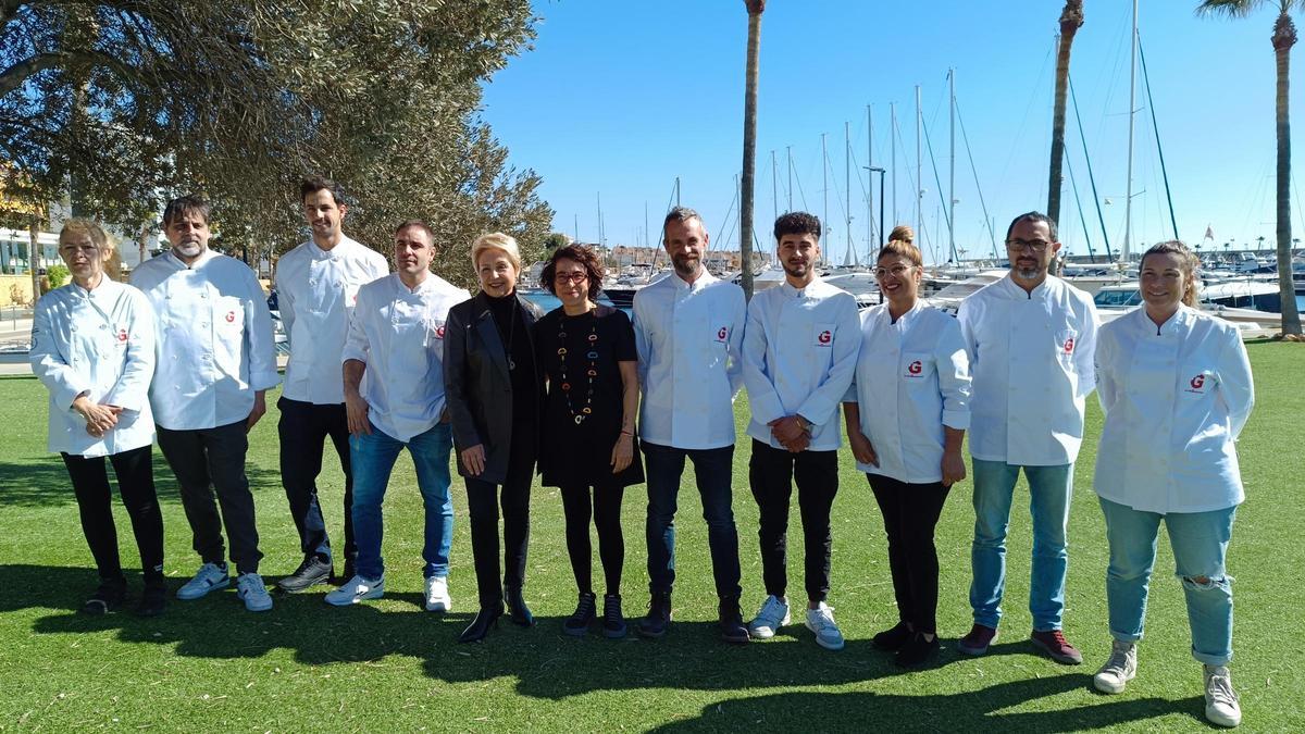 Susi Díaz, en el centro de la imagen, junto a los chefs de los diez restaurantes de La Mostra de Cuina.