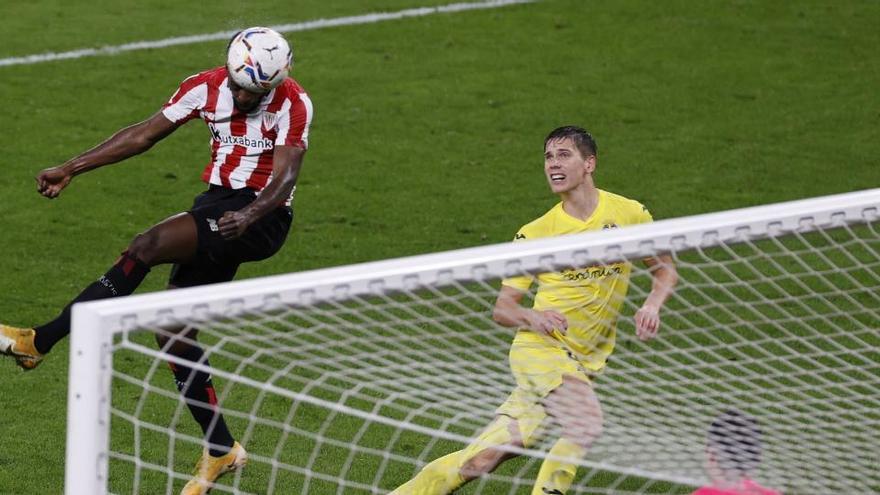 Iñaki Williams cabecea un balón durante el Athletic-Villarreal.