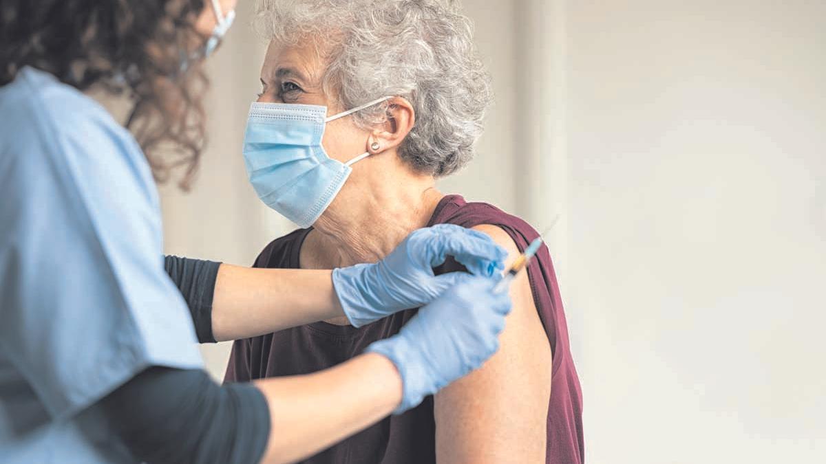 Una dona de la tercera edat a punt de vacunar-se