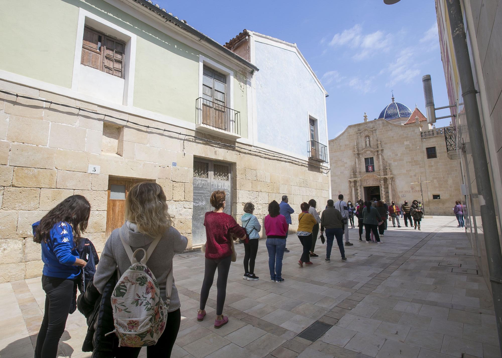 Largas colas en Santa Faz durante el domingo