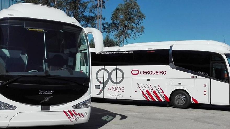 Autobuses modernos de Cerqueiro, con el logotipo del 90 aniversario
