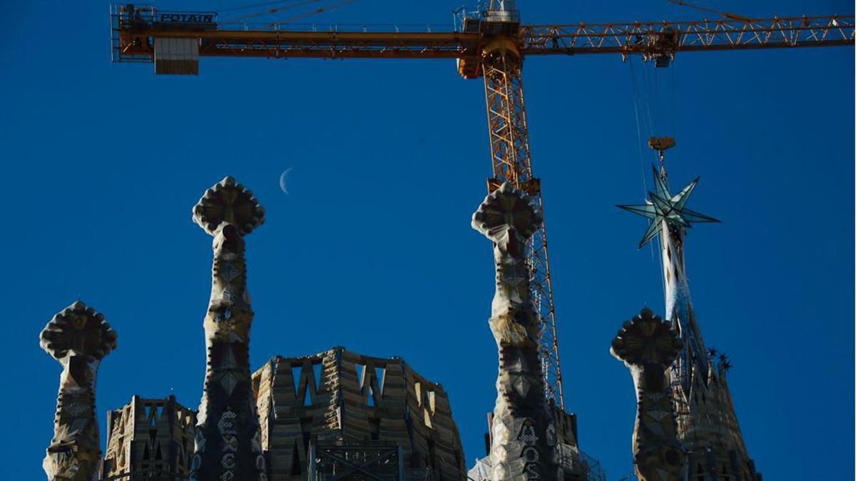 La estrella, colocada en la torre de la Virgen de la Sagrada Família.