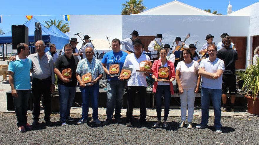 De izquierda a derecha, Celso Pérez (Granja San Roque), Roque Herrera, Francisco Arbelo (El Cuchillo), Juan Hernandez (Guatisea), Óscar Luis Betancort (Guinate), Pepe Rodríguez (Granja San Roque), Arminda García (Finca de Uga), Gladys Acuña y Antonio Morales, ayer, en el Mercado Agrícola de Uga.